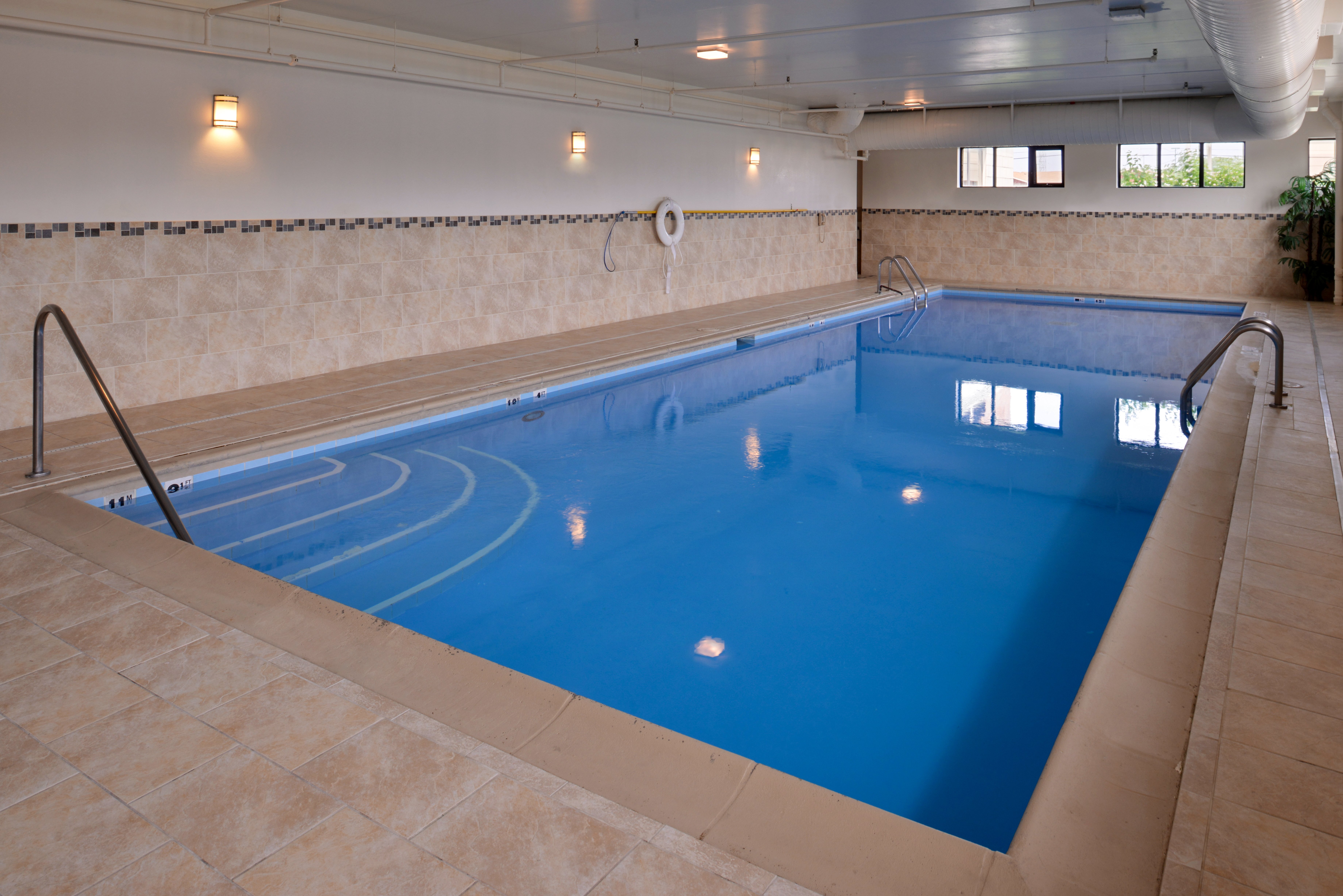 Holiday Inn Express Crestwood 44/69