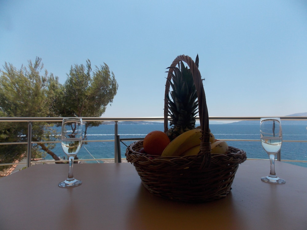 Oceanic Overview Suites 29/50