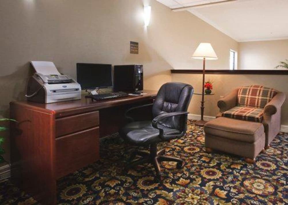 Quality Inn and Suites Near University 27/39