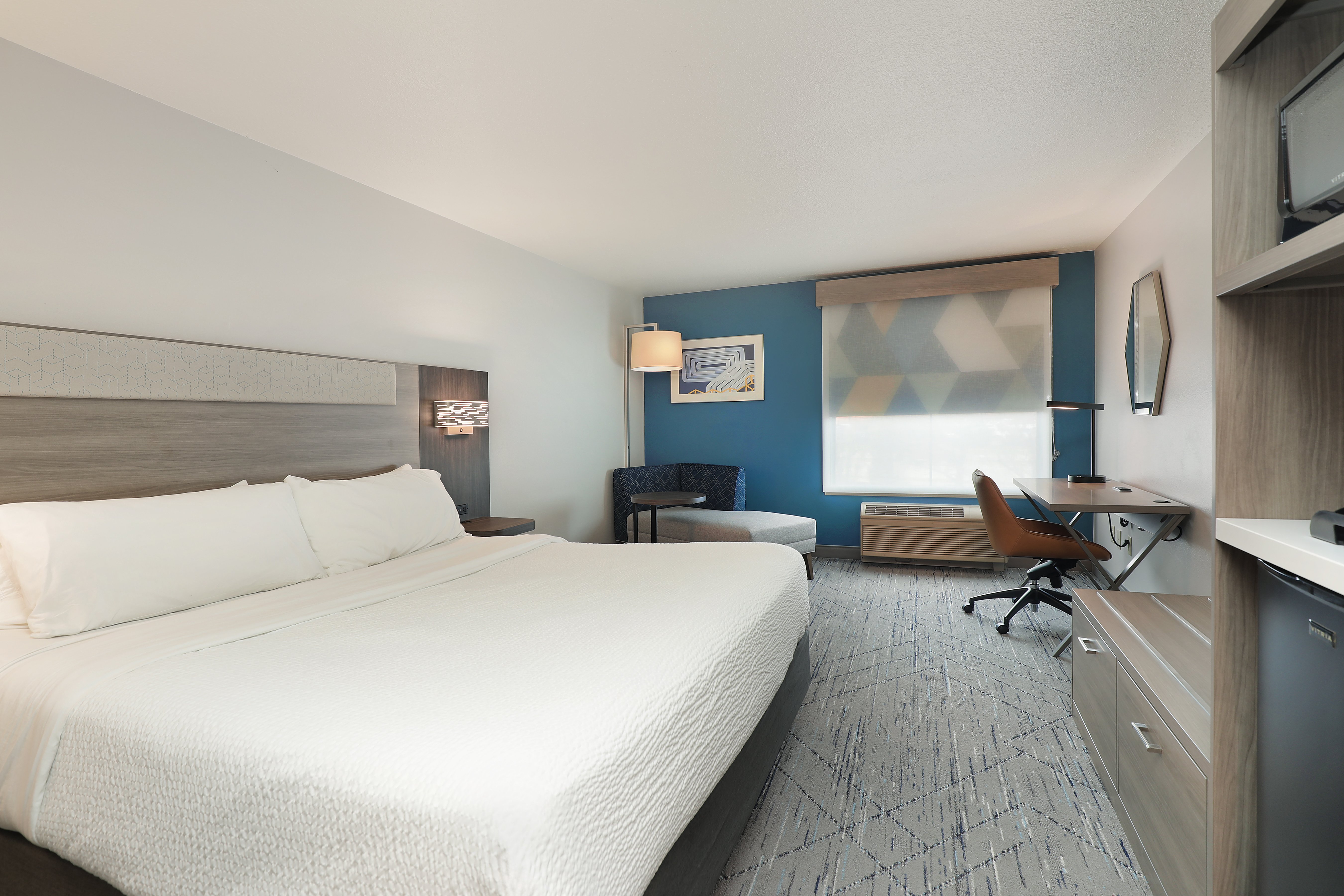 Holiday Inn Express Hotel and Suites Milwaukee-New Berlin 16/70