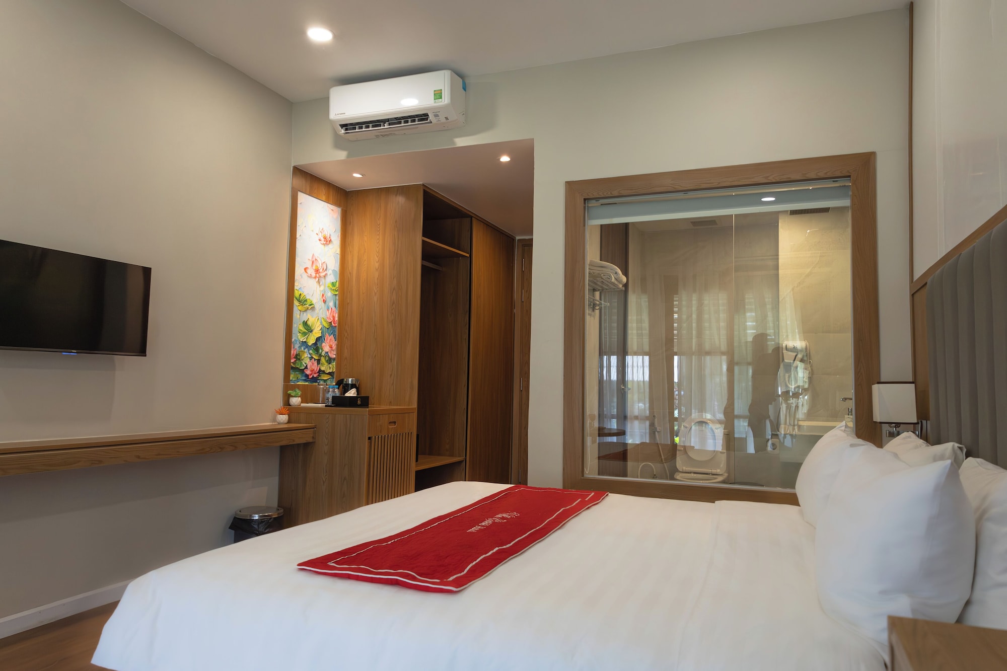 غرفة تنفيذية بسرير كينج بإطلالة على البحيرة بغرفة نوم واحدة، Luang Prabang Oasis Villa Namnuea 9/10