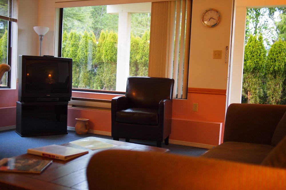 Whale s Tail Guest Suites 8/33
