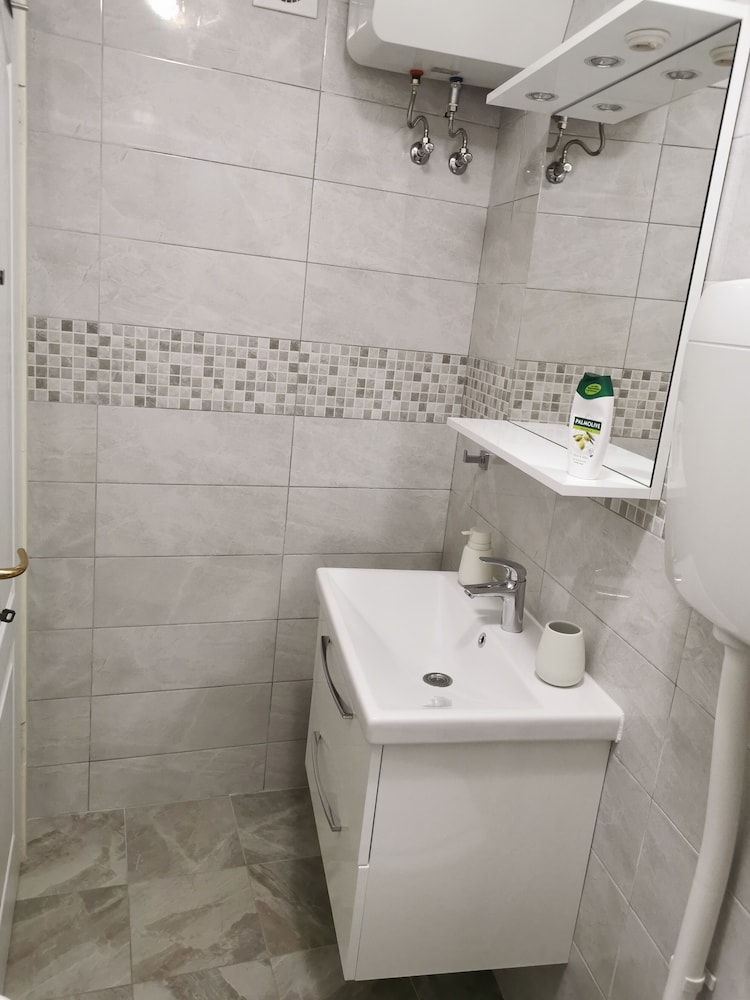 M & J Central Suites 42/50