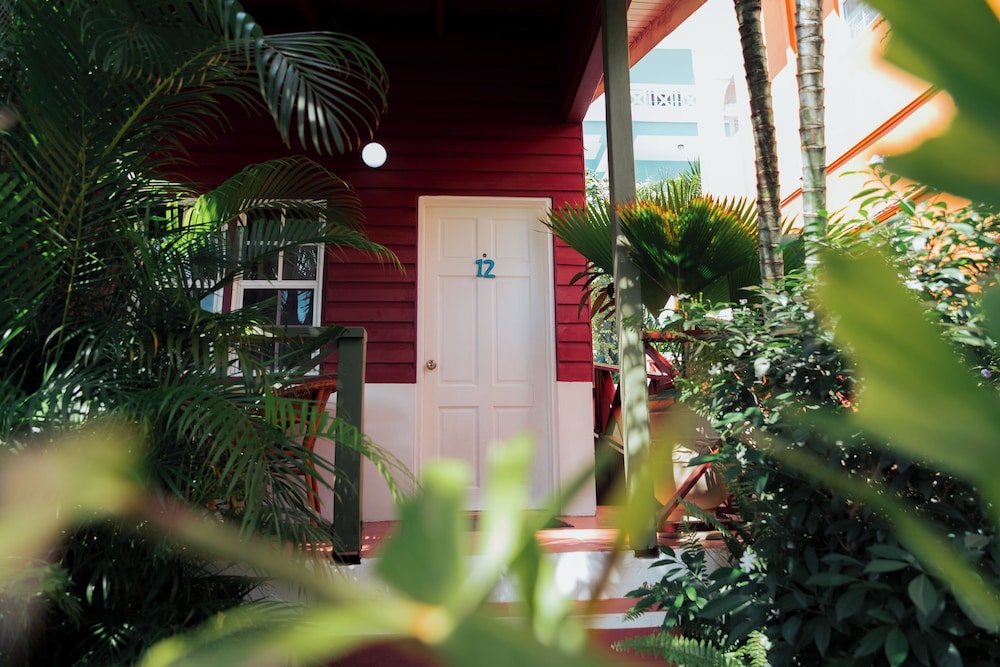 Beachcombers Hotel 6/77