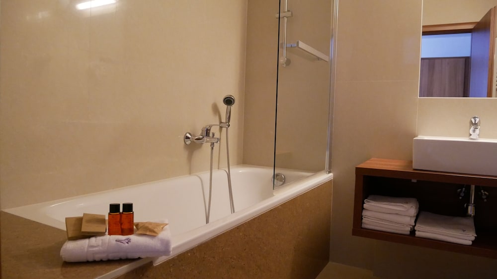 2 BEDROOMS, SUITE