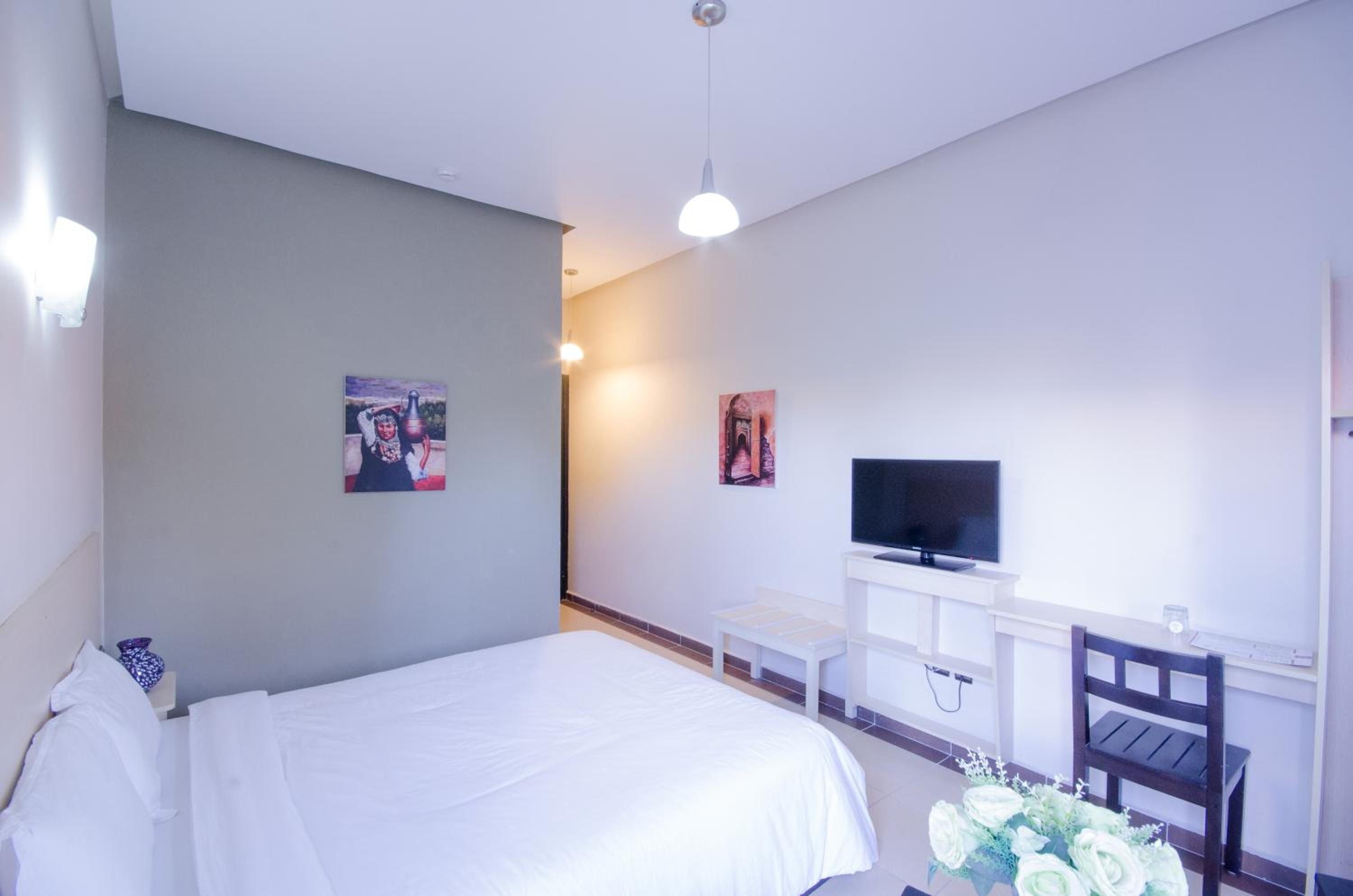ROOM, SINGLE