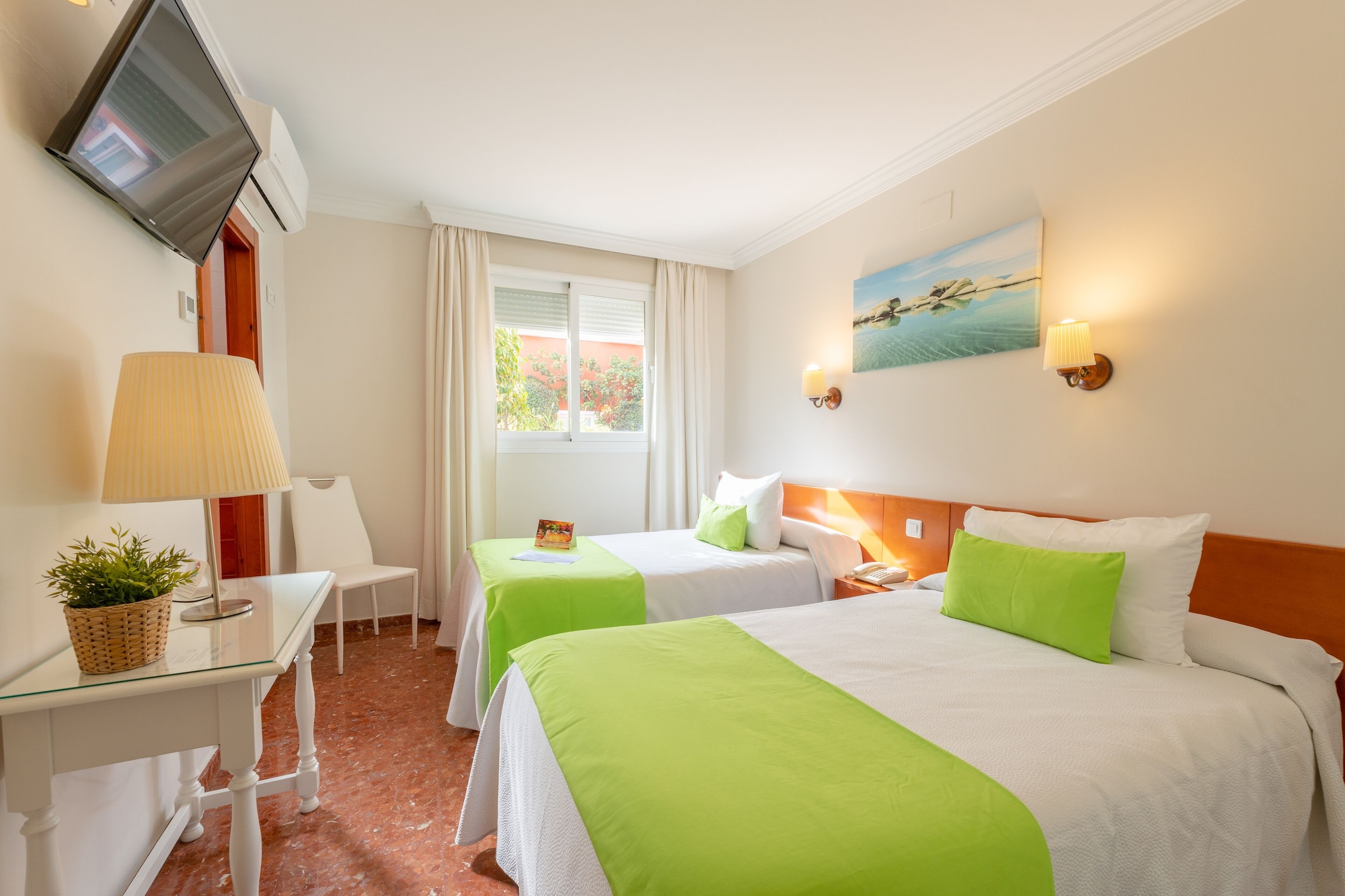 ROOM, DOUBLE OR TWIN BED
