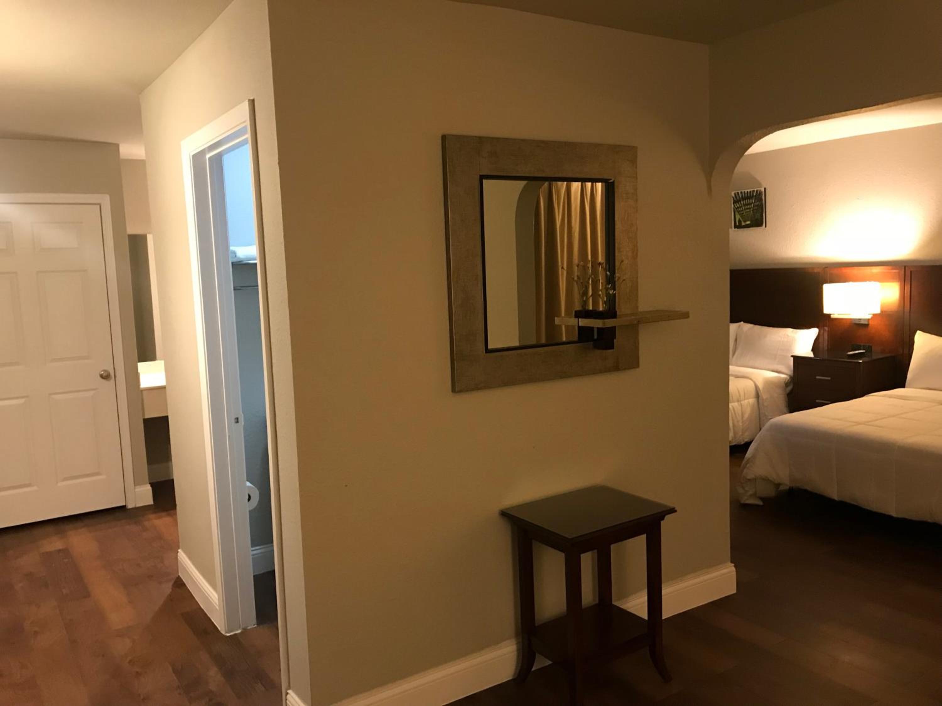 Suite, King Bed, Stratus Suites Boutique Hotel 3/3