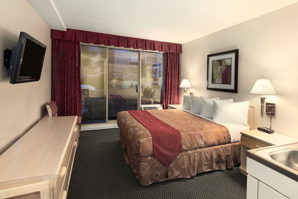 Travelodge by Wyndham Nanaimo 11/25