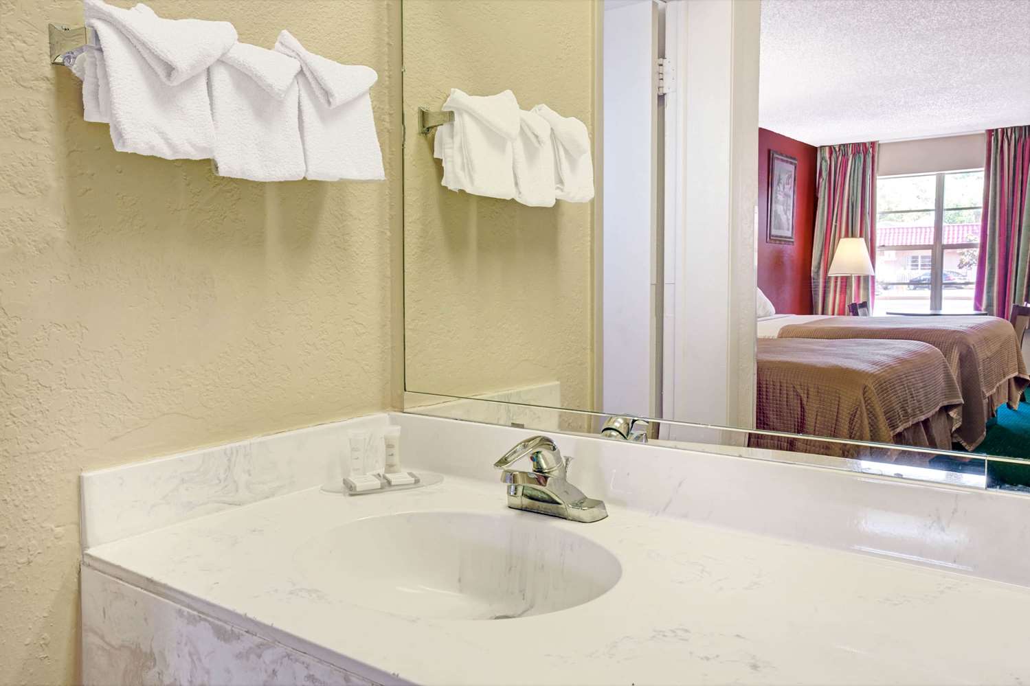 Villa 1565 (ex Howard Johnson Express Inn) 38/39