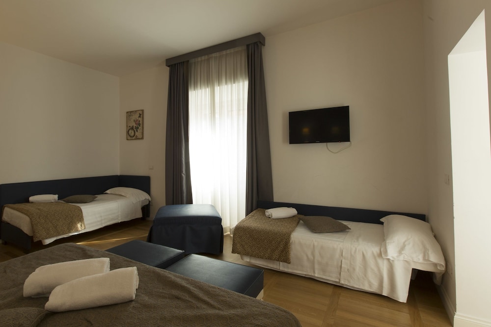 FLORIS HOTEL 26/73
