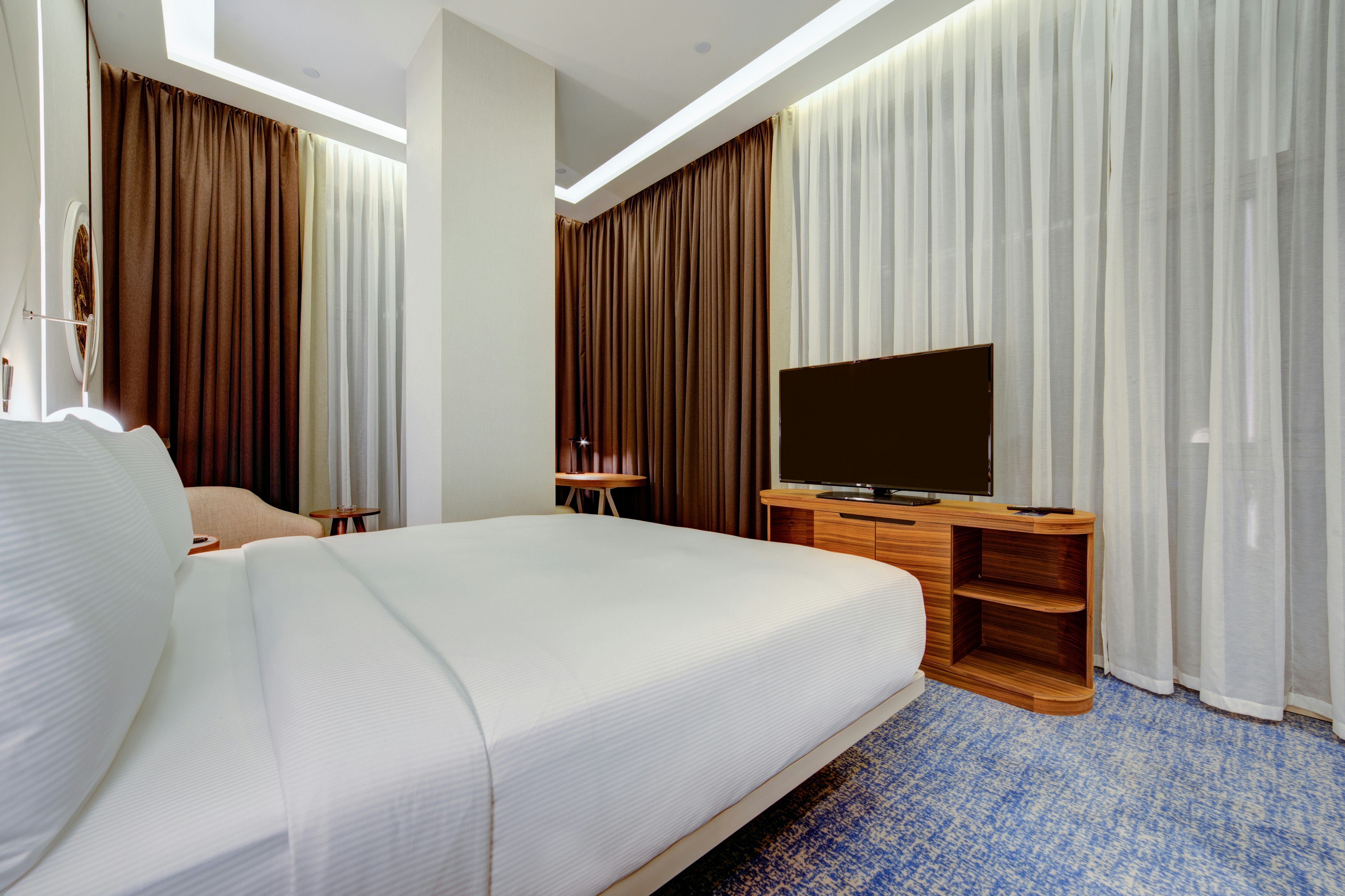 DELUXE, KING BED