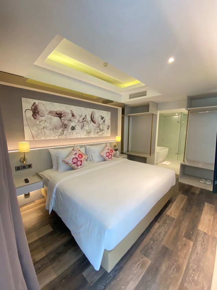 Sunday Hotel Arshika Sunset Road 26/60