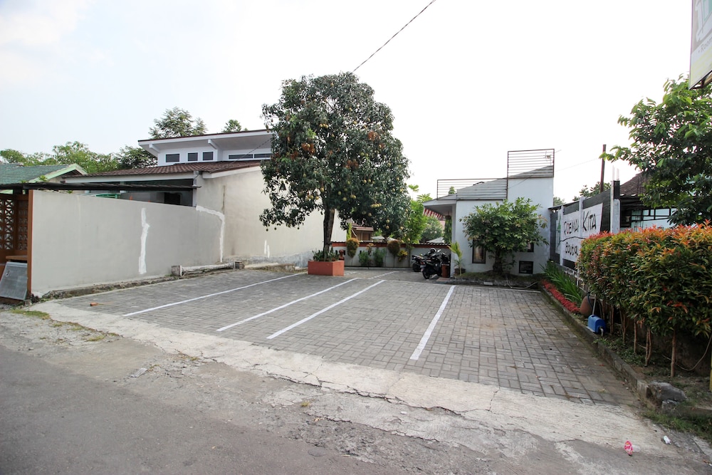 Reddoorz Plus @ Jalan Damai 2 18/24