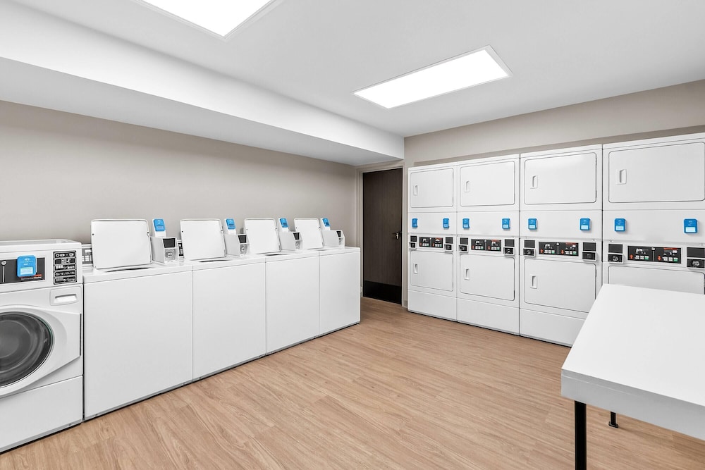 ECHO Suites Extended Stay by Wyndham Sterling 30/41