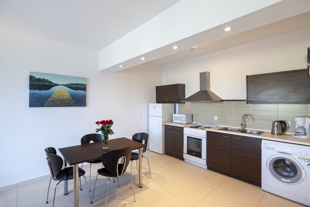 La Stella Suites 55/64