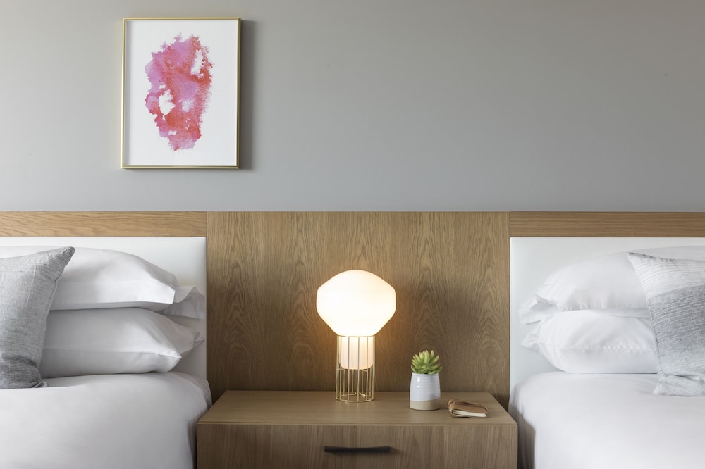 KIMPTON EVERLY HOTEL 41/80