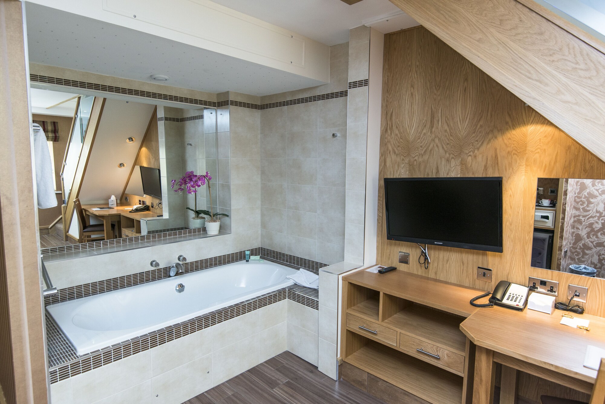 جناح جونيور بسرير كينج، The Fairlawns Hotel And Spa 6/6