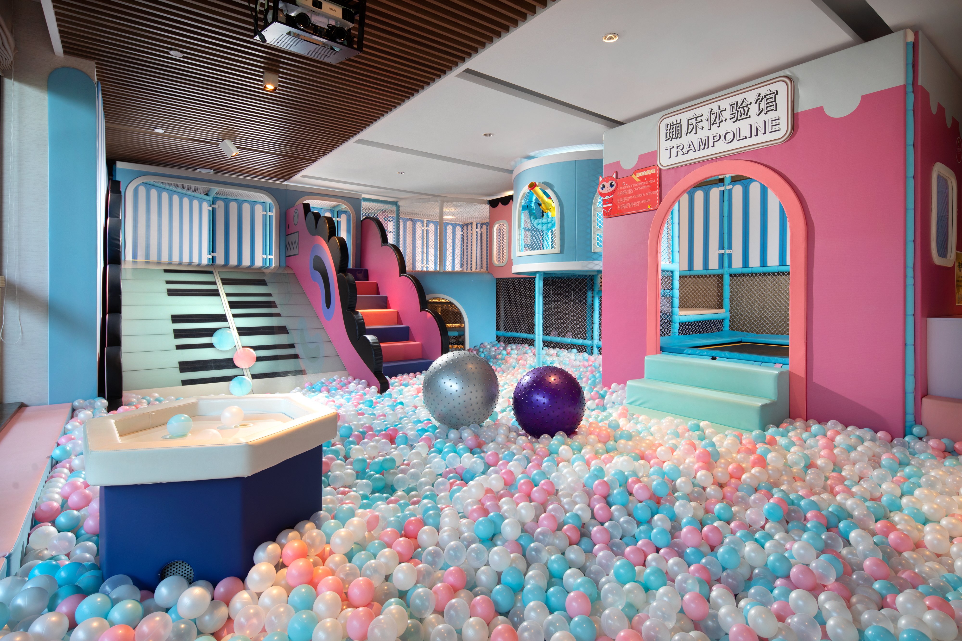 Holiday Inn & Suites SANYA YALONG BAY 33/38