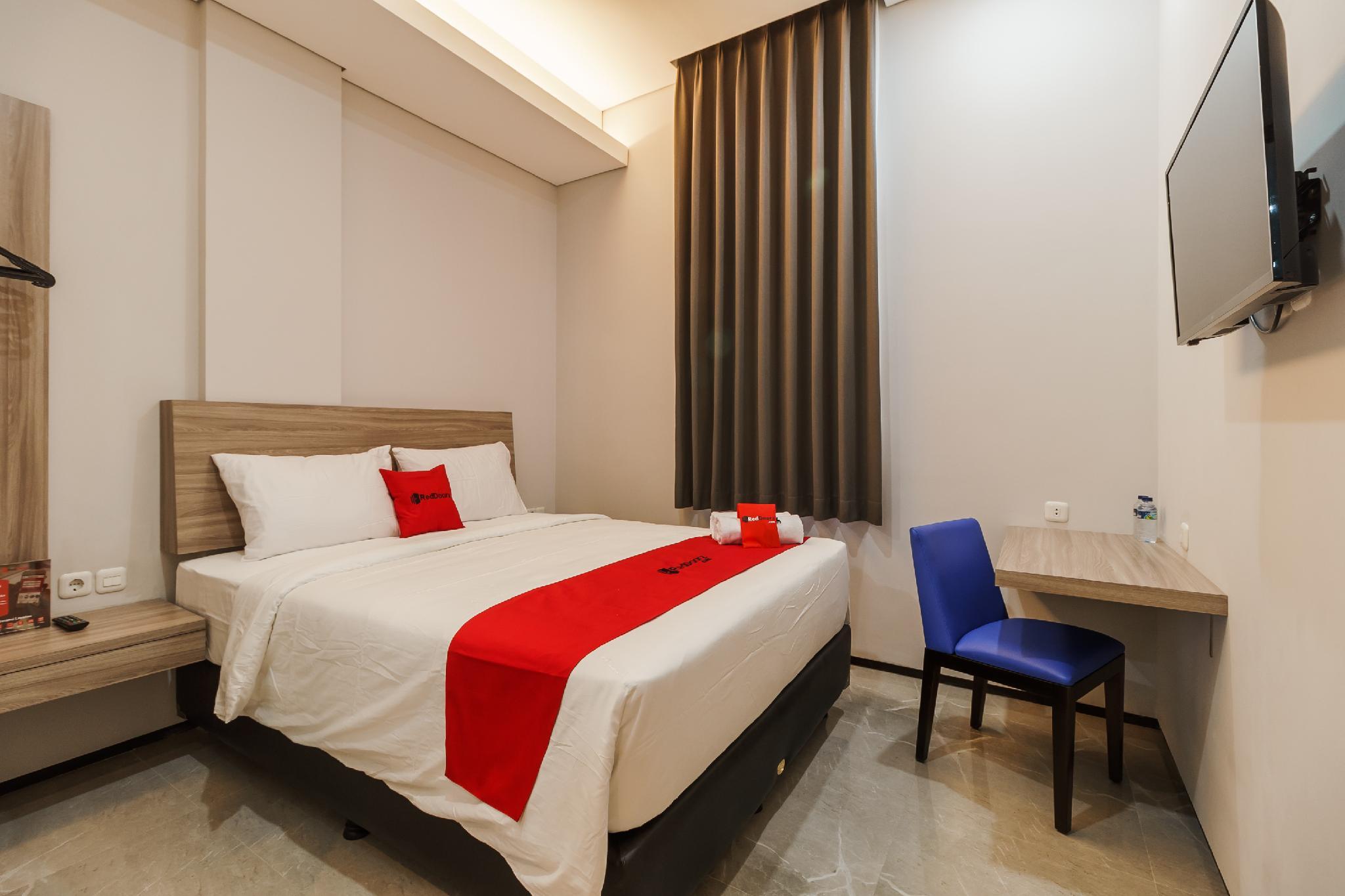 RedDoorz Plus near Senayan City 3/16