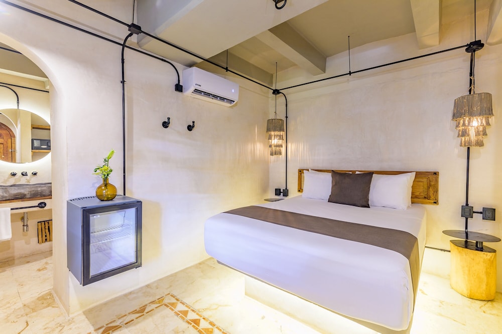 DELUXE, QUEEN BED, BALCONY