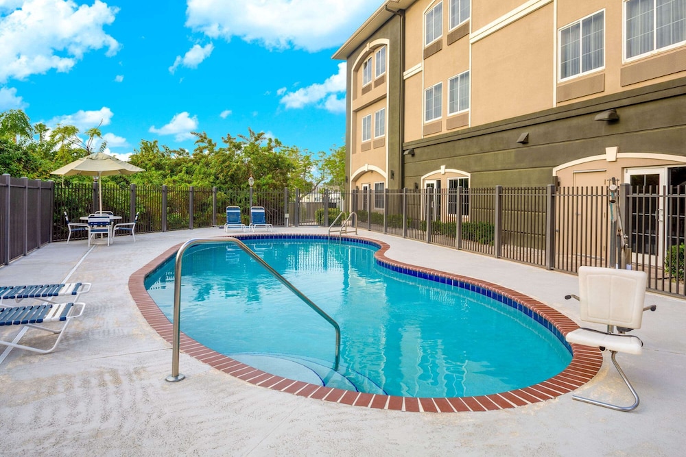La Quinta Inn & Suites by Wyndham Sebring 5/56