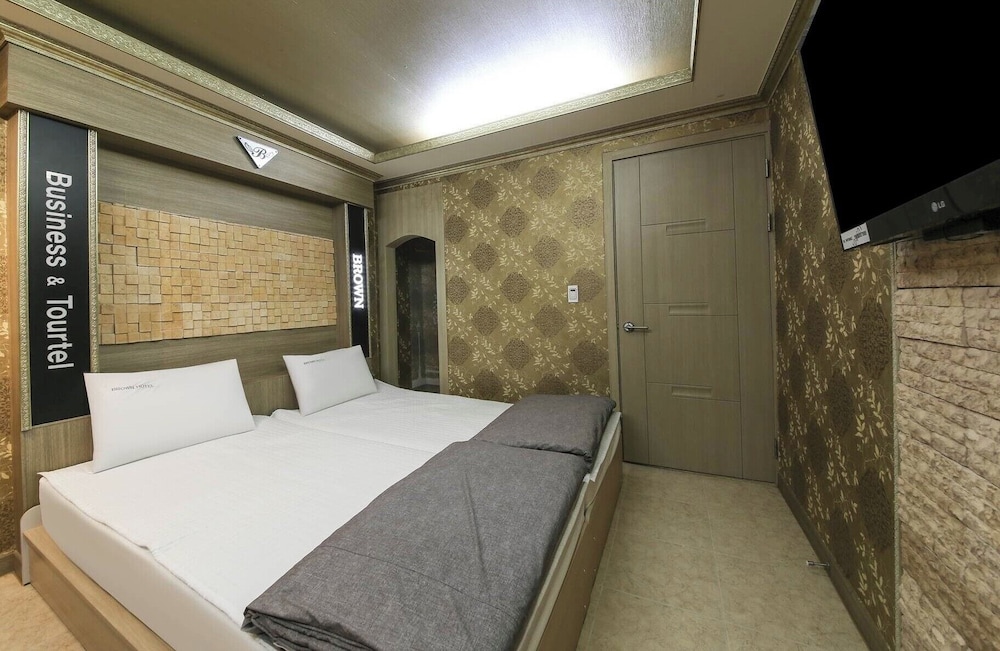 Brown Hotel 11/33