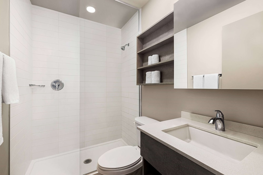 غرفة قياسية بسرير كوين لذوي الإعاقة، Microtel Inn & Suites Montreal Airport-Dorval QC 2/3