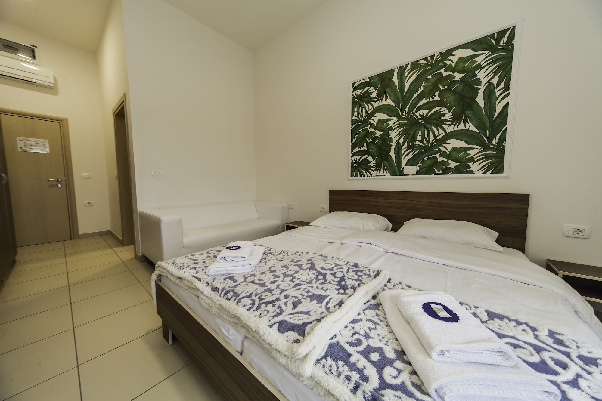 Room, Queen Bed, Cliff View
