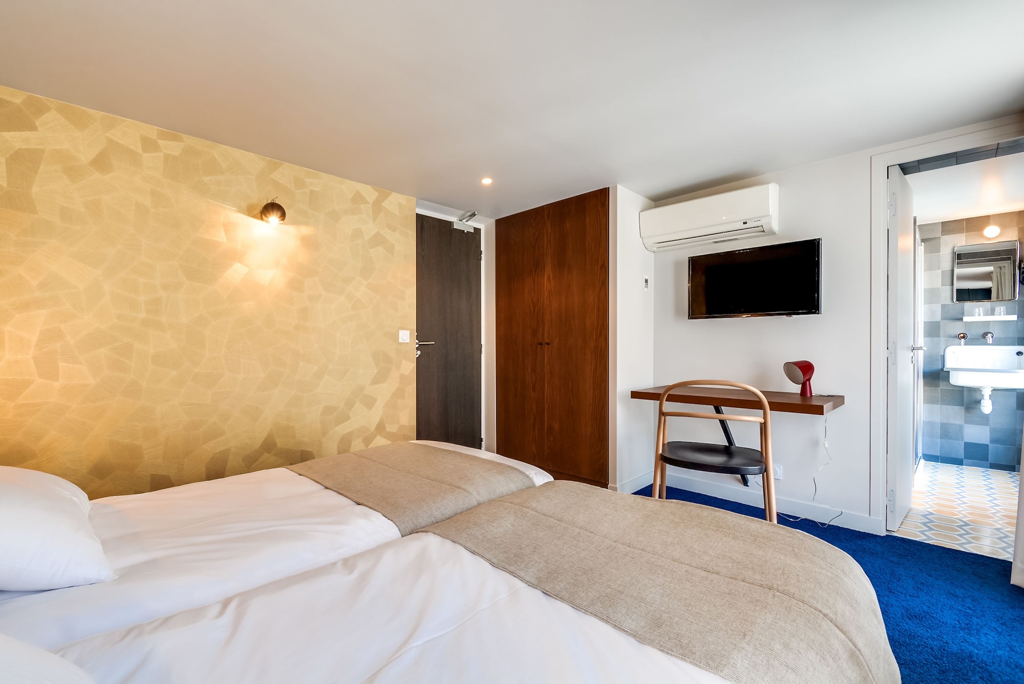 ROOM, TWIN BEDS