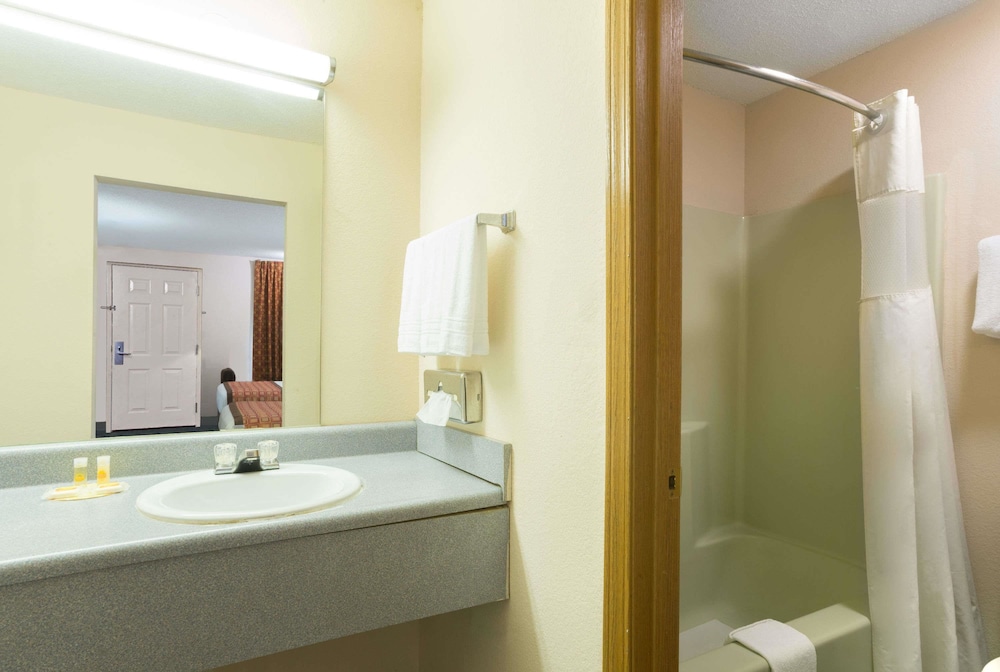 Days Inn By Wyndham Indianapolis East Post Road 21/54