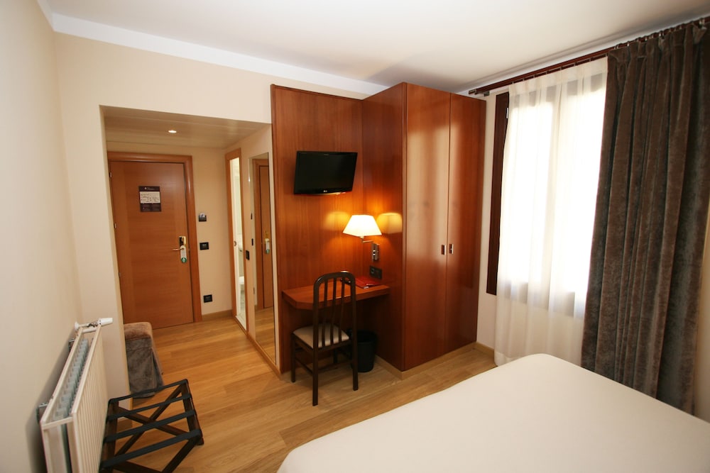 HOTEL PYRENEES 25/55