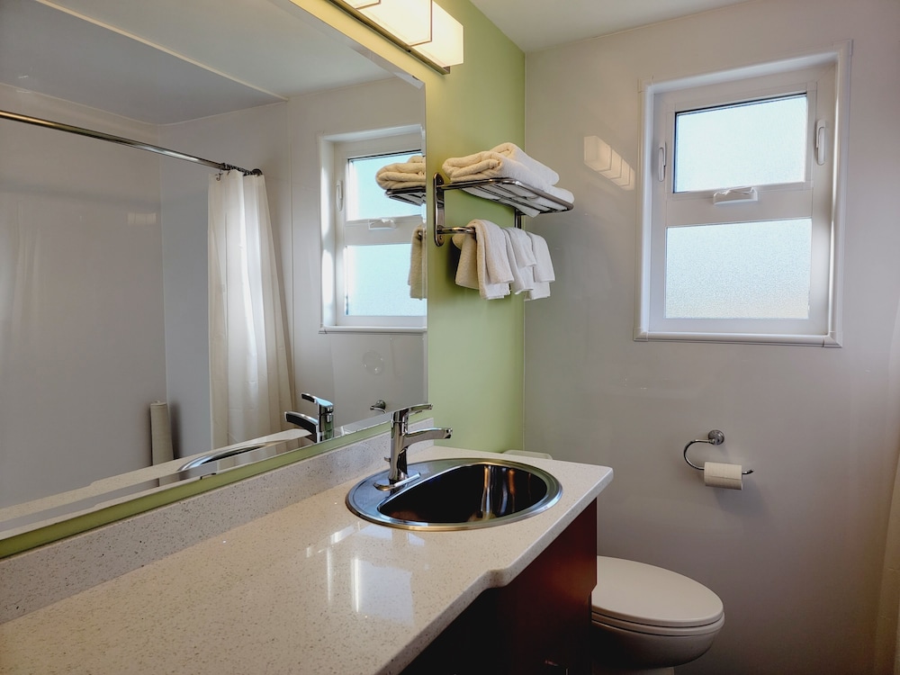 James Bay Inn Hotel Suites Cottage 73/74
