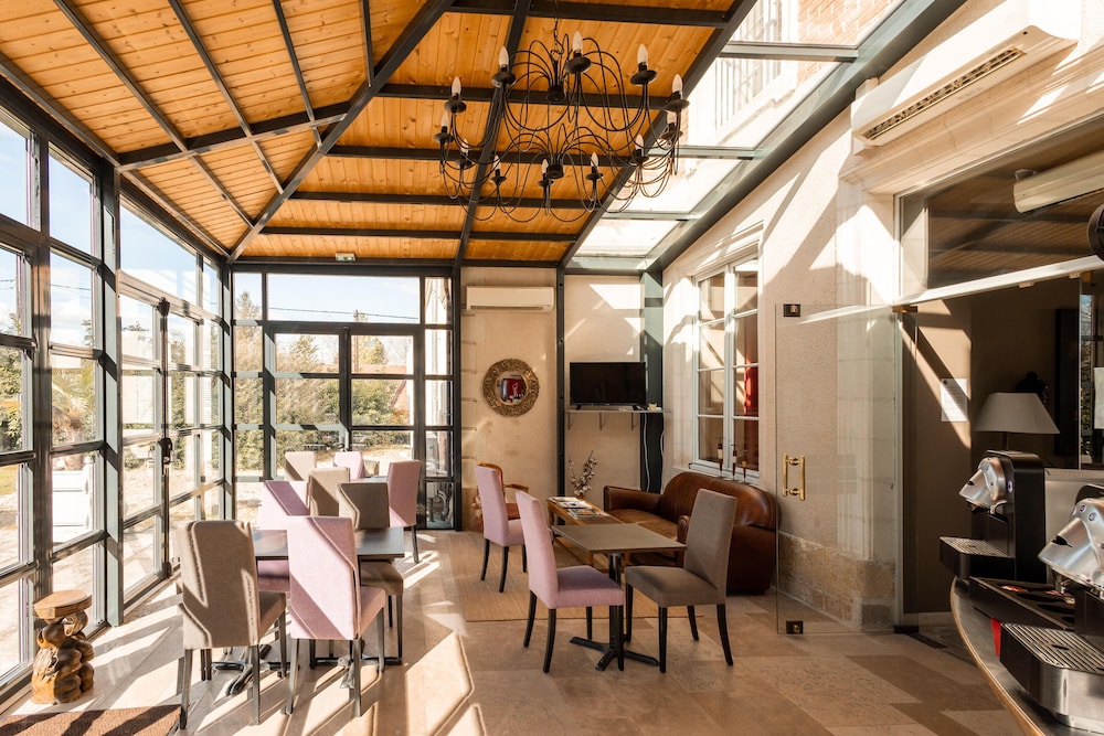 Hotel the Originals Domaine Des Thomeaux 38/50