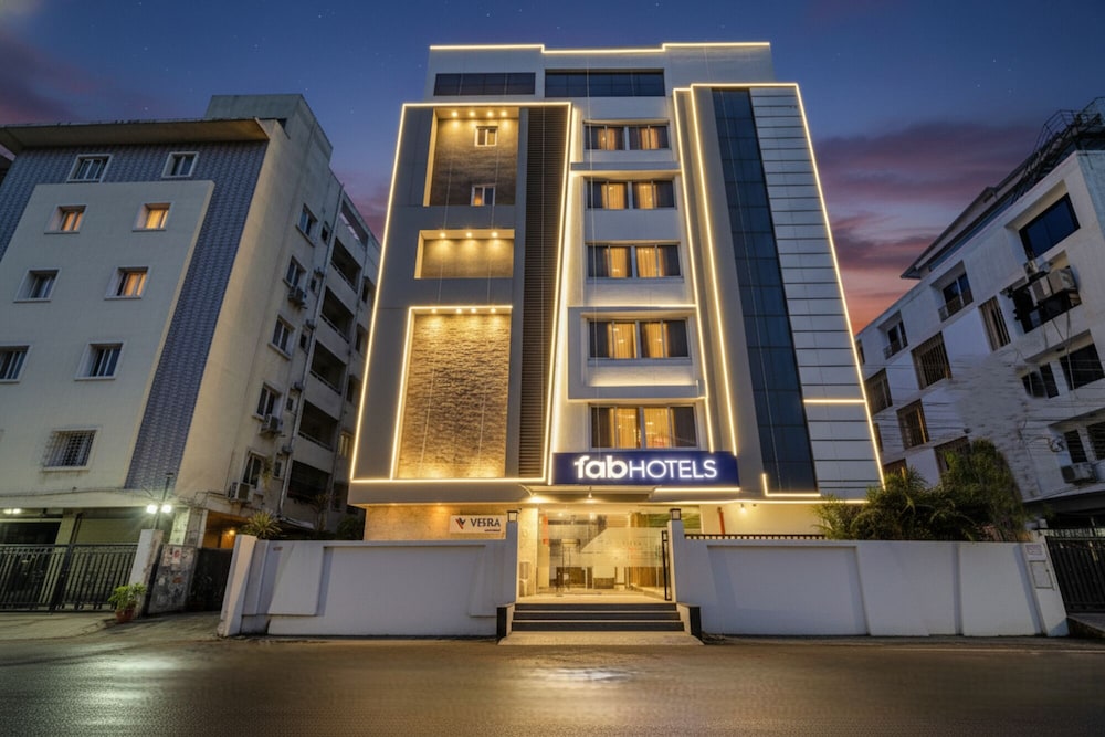 Oyo 14745 Veeraj Suites 2/50