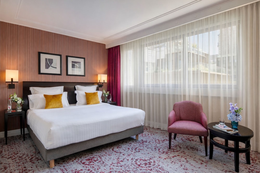 DELUXE, DOUBLE OR TWIN BED