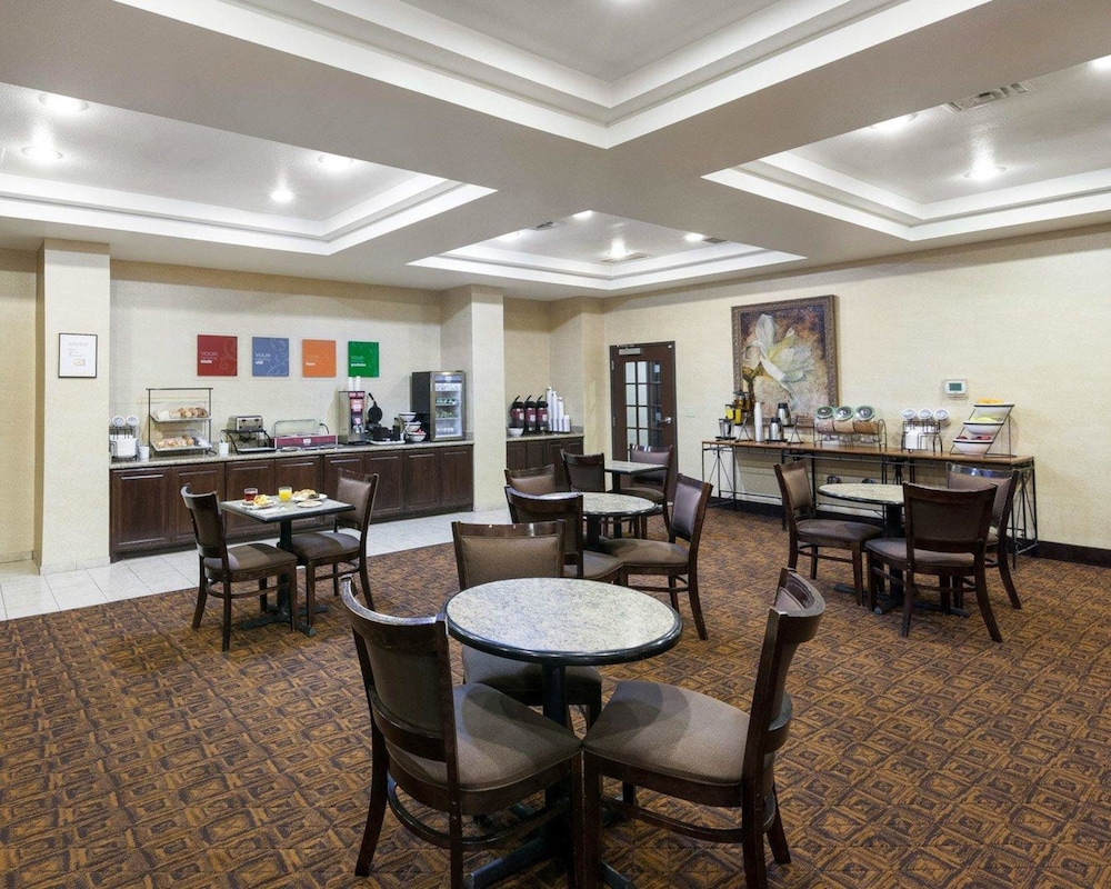 Comfort Inn and Suites Regional Medical Center 32/43