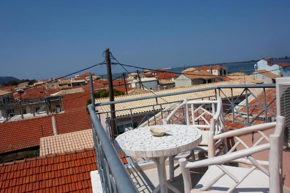 Pirofani Hotel 2/50