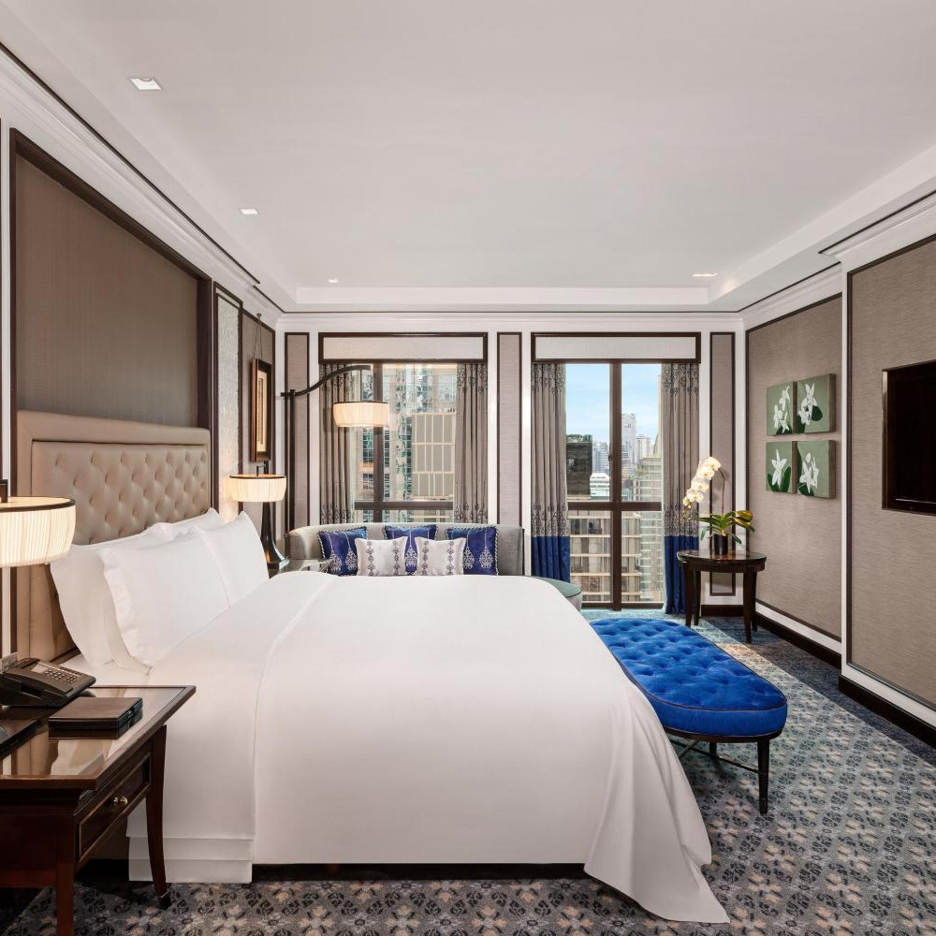 جناح ملكي كلوب بسرير كينج بإطلالة على المدينة مع دخول صالة النادي، THE ATHENEE HOTEL, A LUXURY COLLECTION HOTEL BANGKOK 2/7