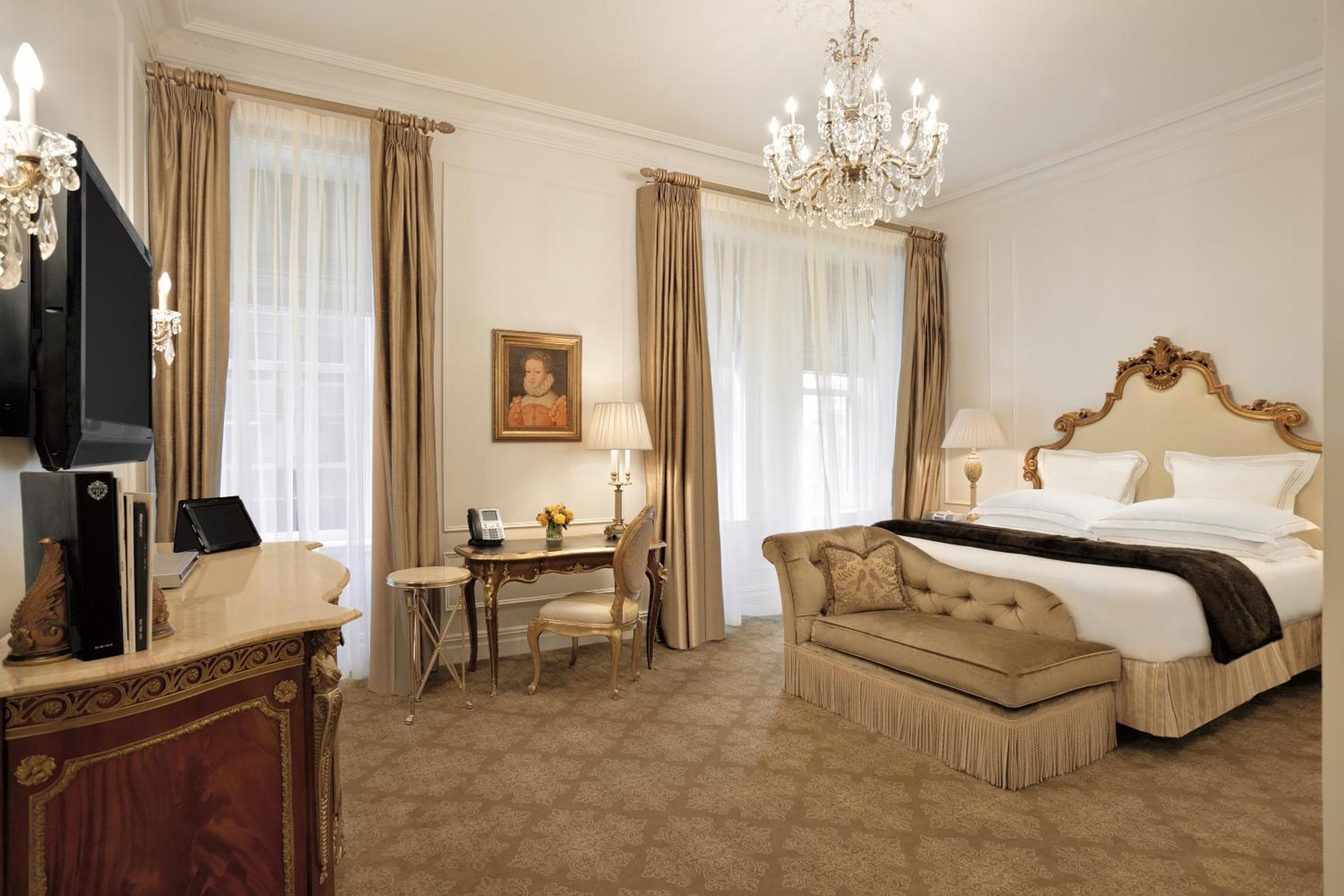 DELUXE, KING BED, ACCESSIBLE