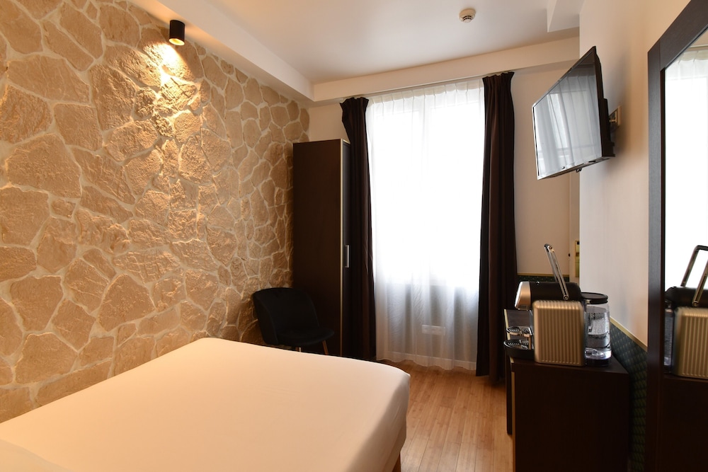 ROOM, SINGLE