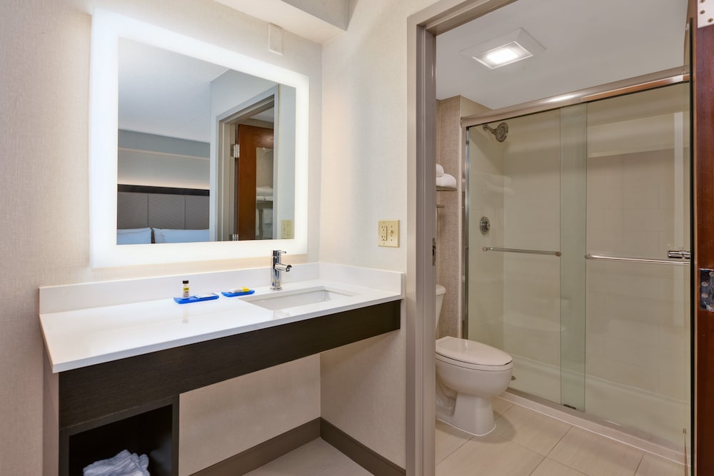 Holiday Inn Express Suites Blackburg University Area 22/74