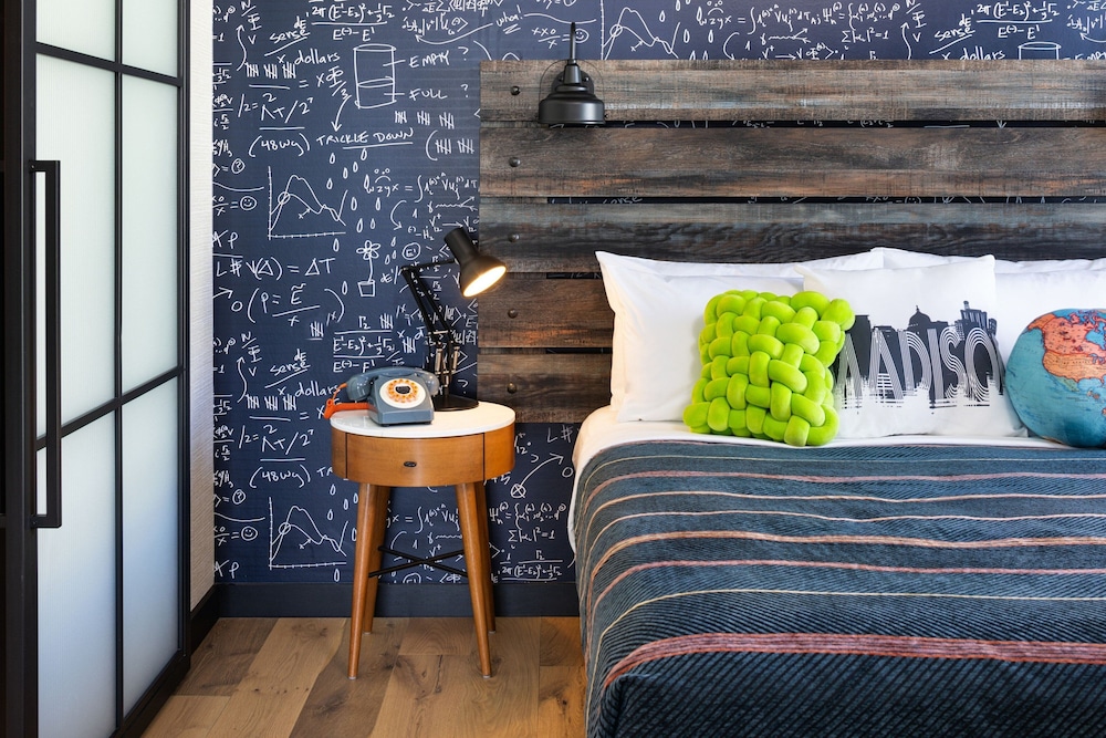 Suite, Queen Bed, Accessible