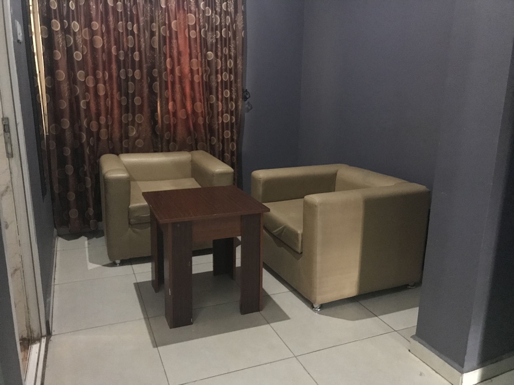 Richmond Hills Suites 17/20