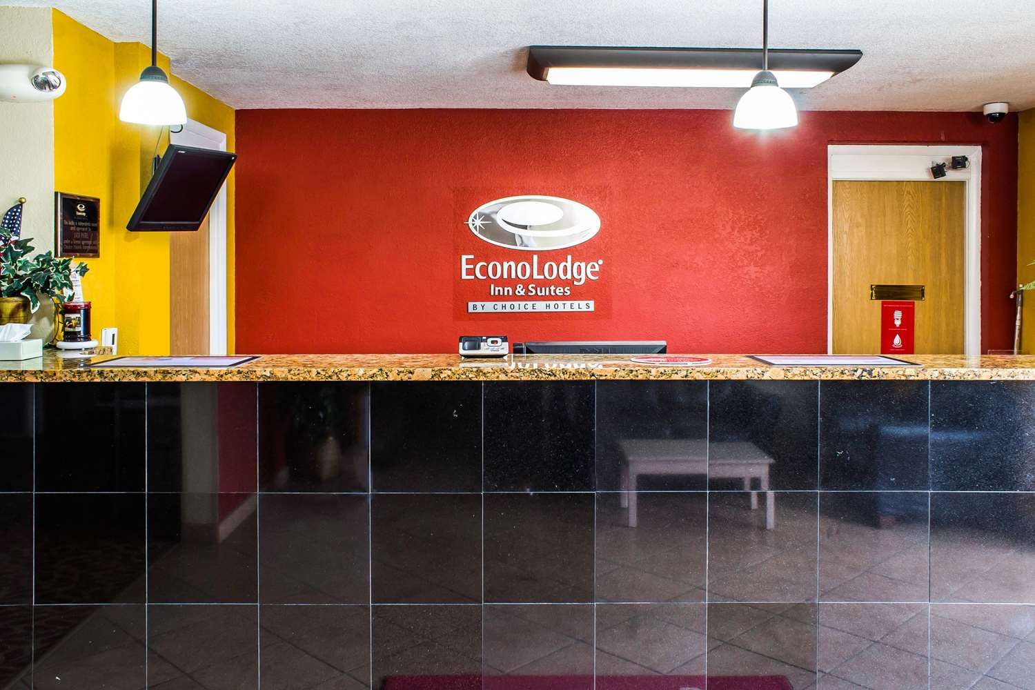 Econo Lodge Inn & Suites Walnut 4/30