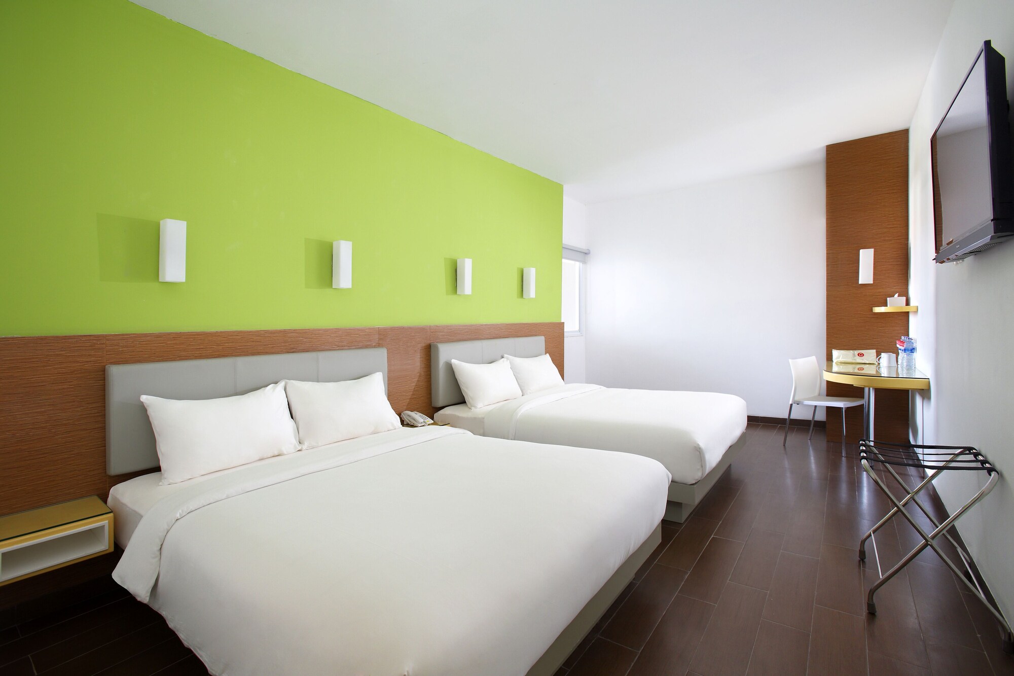 Smart, Hollywood, Double Bed