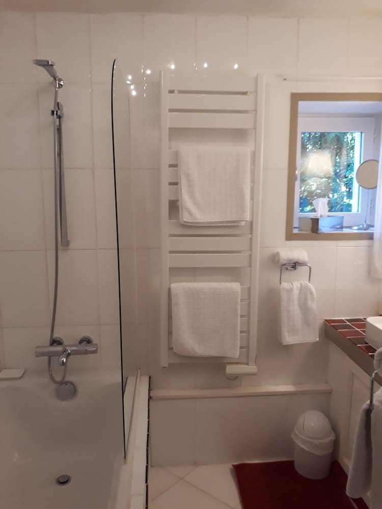 ROOM, DOUBLE BED