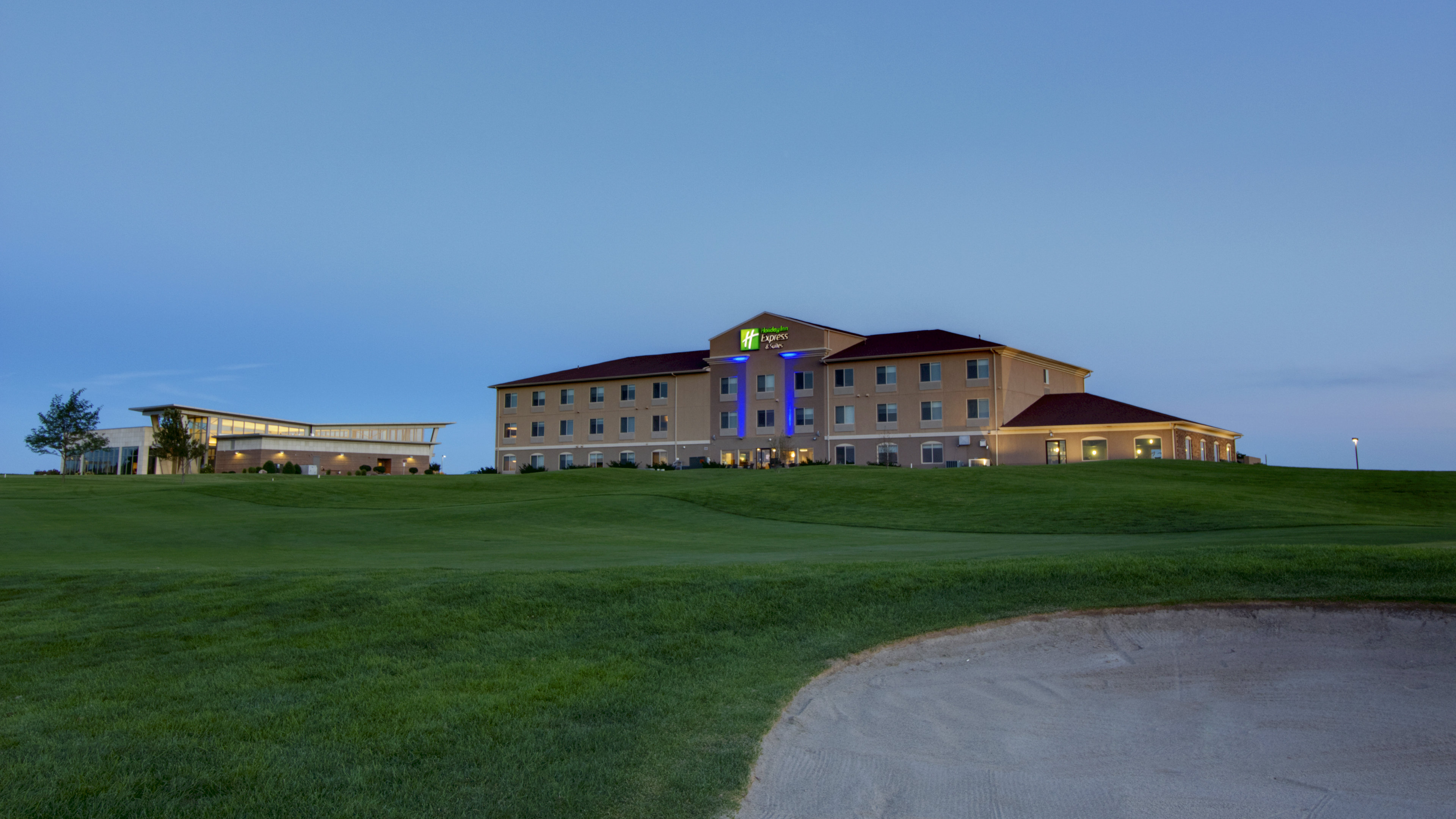 Holiday Inn Express Suites Sioux Center 66/68
