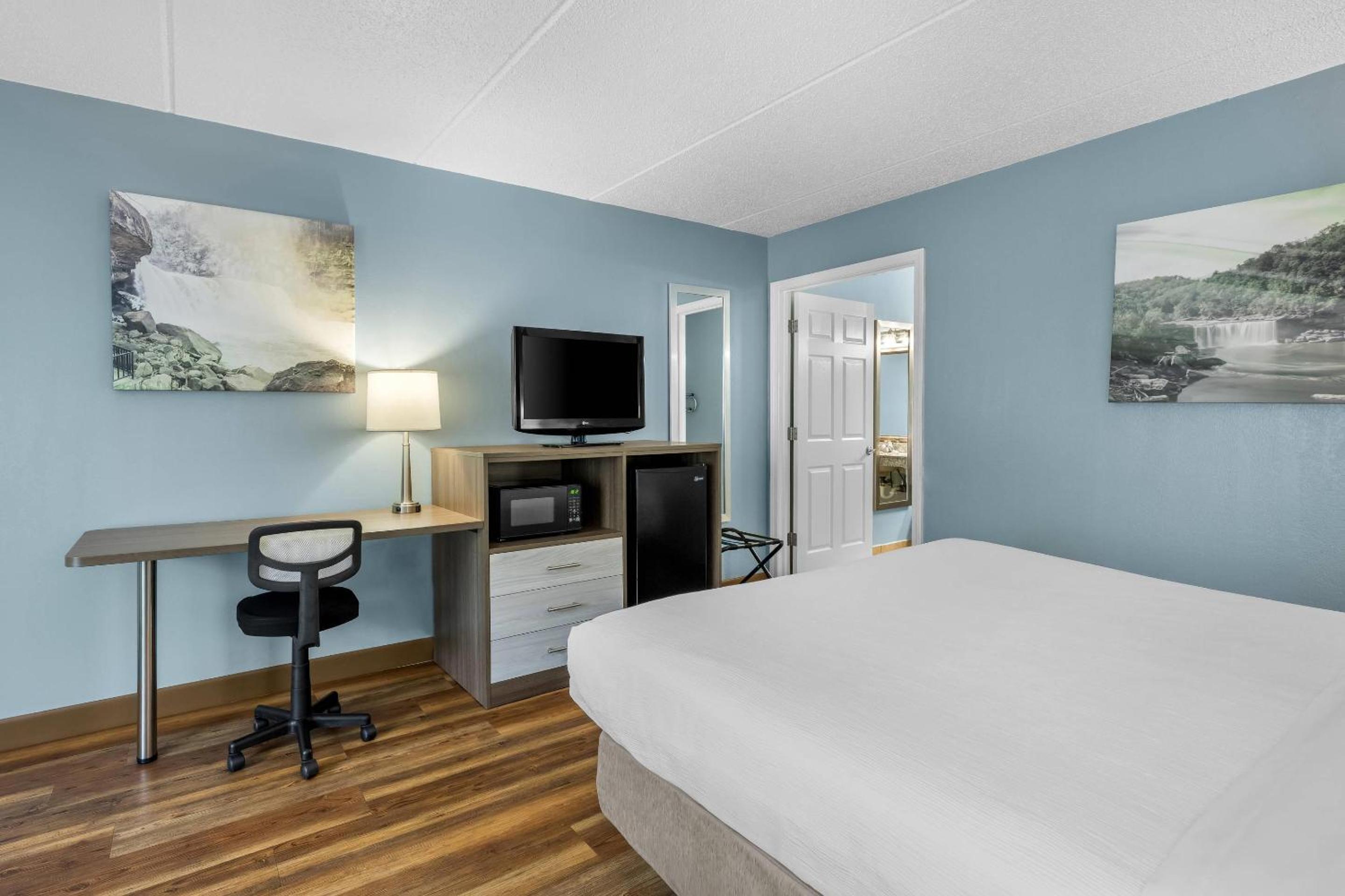 Exterior, King Bed, Bathtub, Accessible, Quality Inn Barbourville, KY 2/5