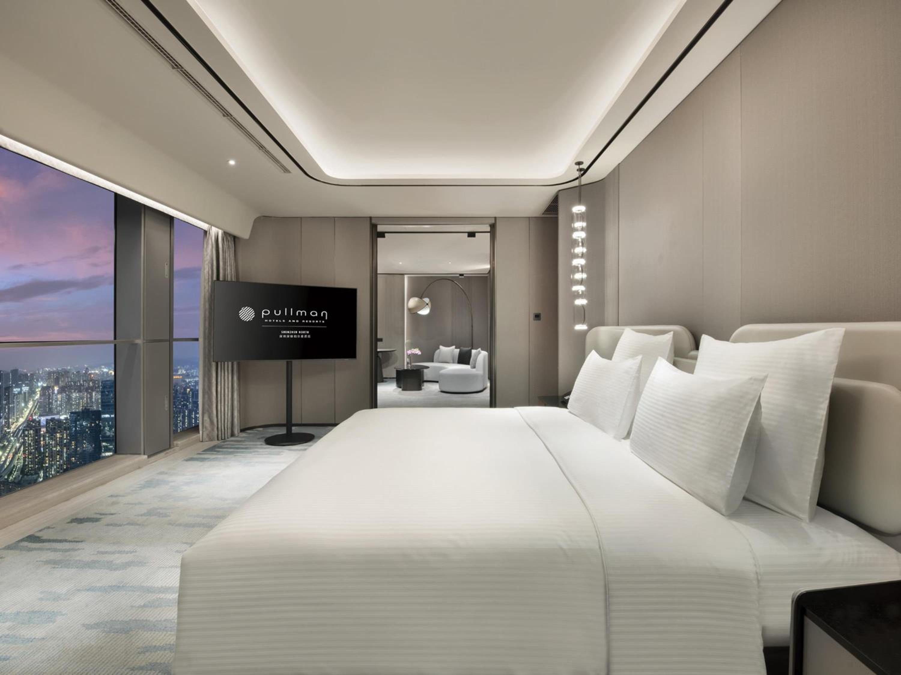 DELUXE, SUITE, KING BED, SKYLINE VIEW, LOUNGE ACCESS
